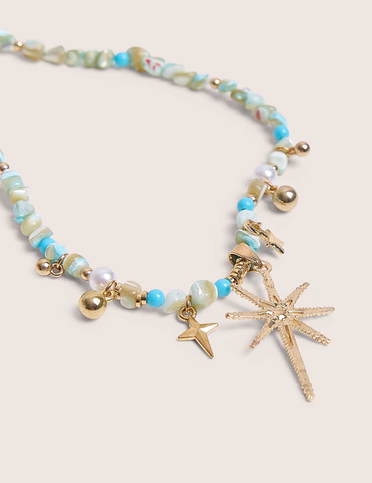 Collar de cuentas azules con estrellas decorativas