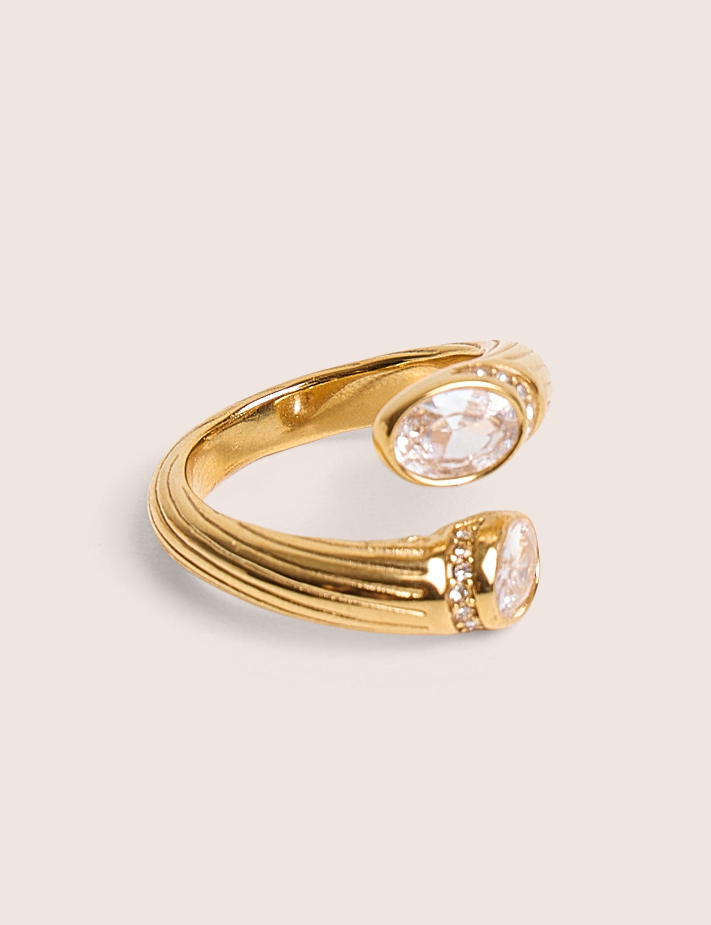 Anillo abierto envolvente con detalle de diamante en dorado