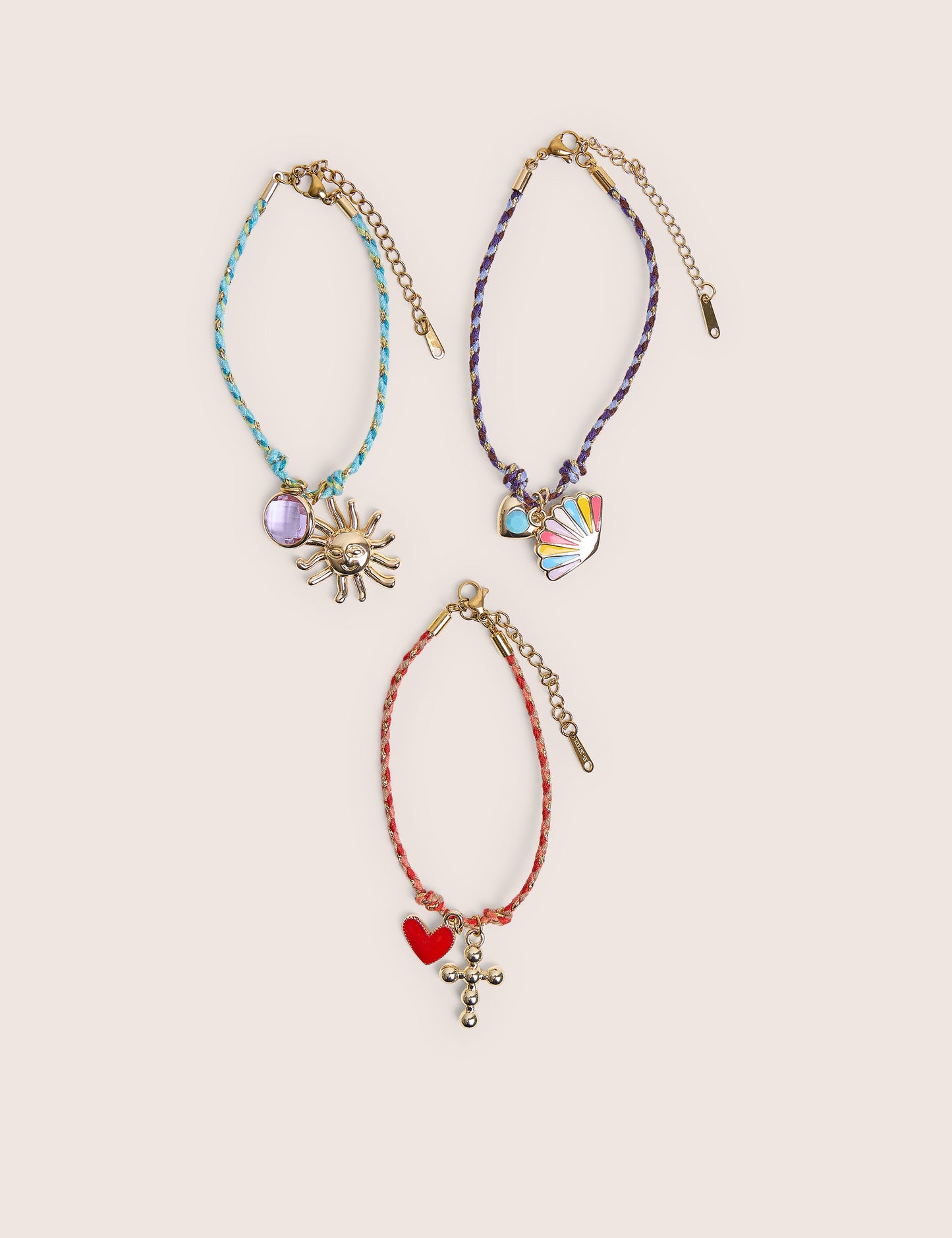 Pack de tres pulseras tejidas multicolores con dijes