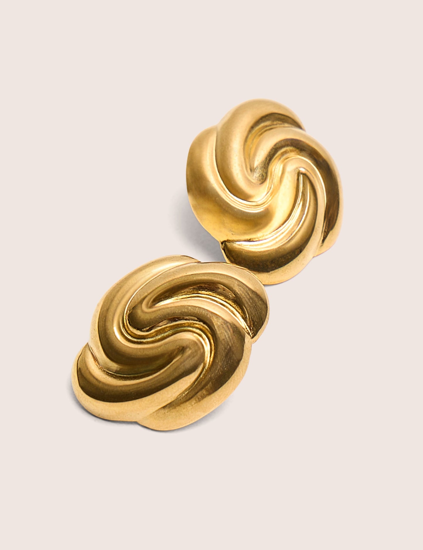Pendientes dorados con detalle en espiral