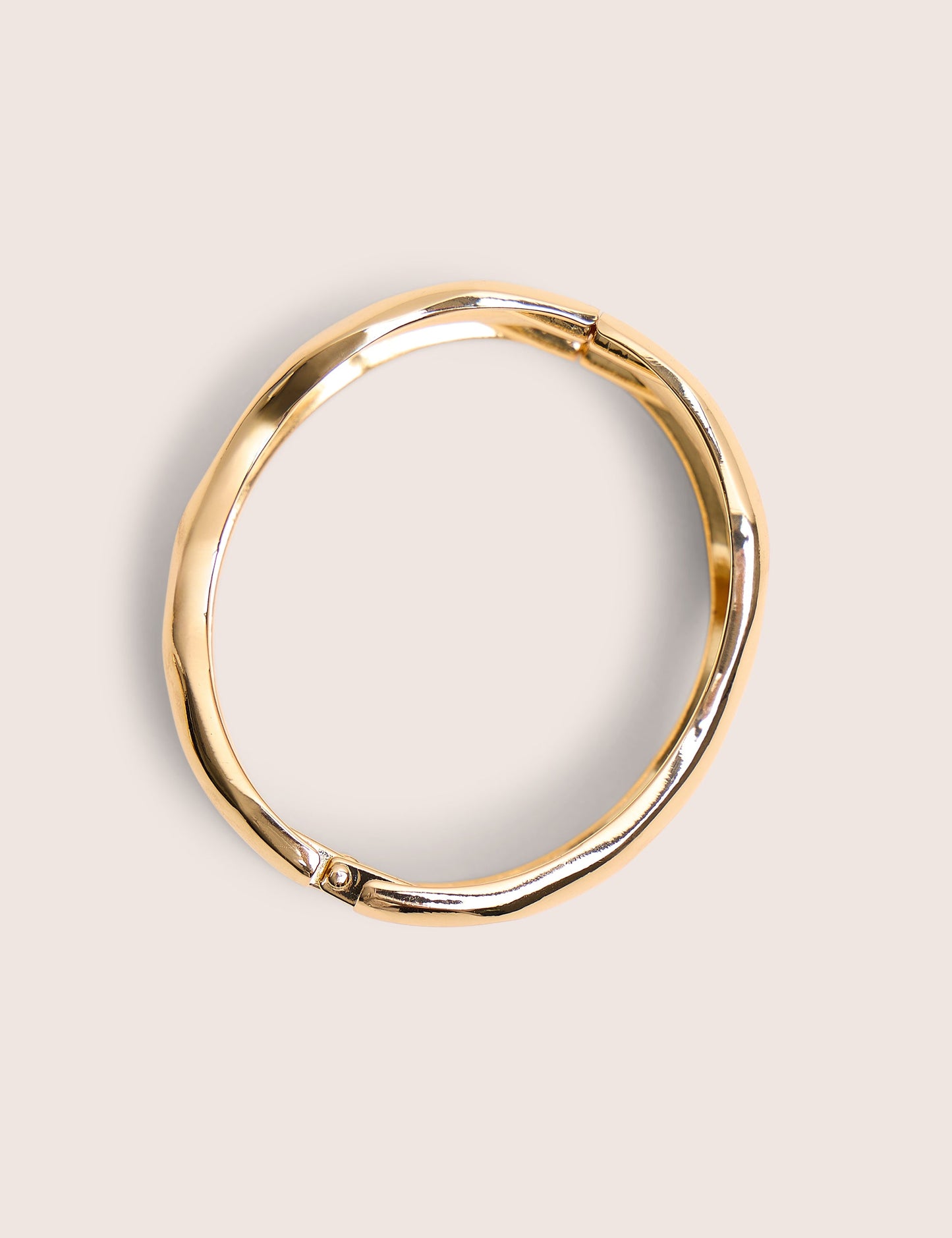 Brazalete dorado grueso con cierre único