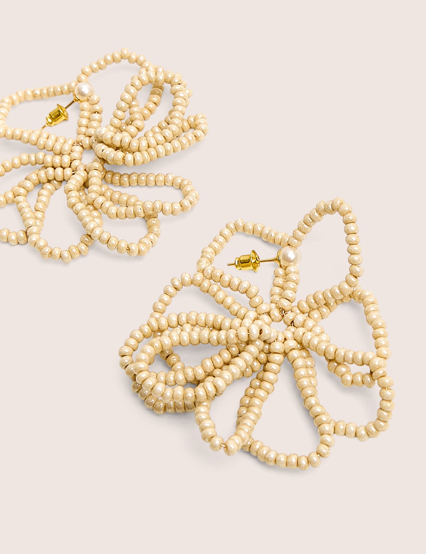 Pendientes de flores con cuentas color beige