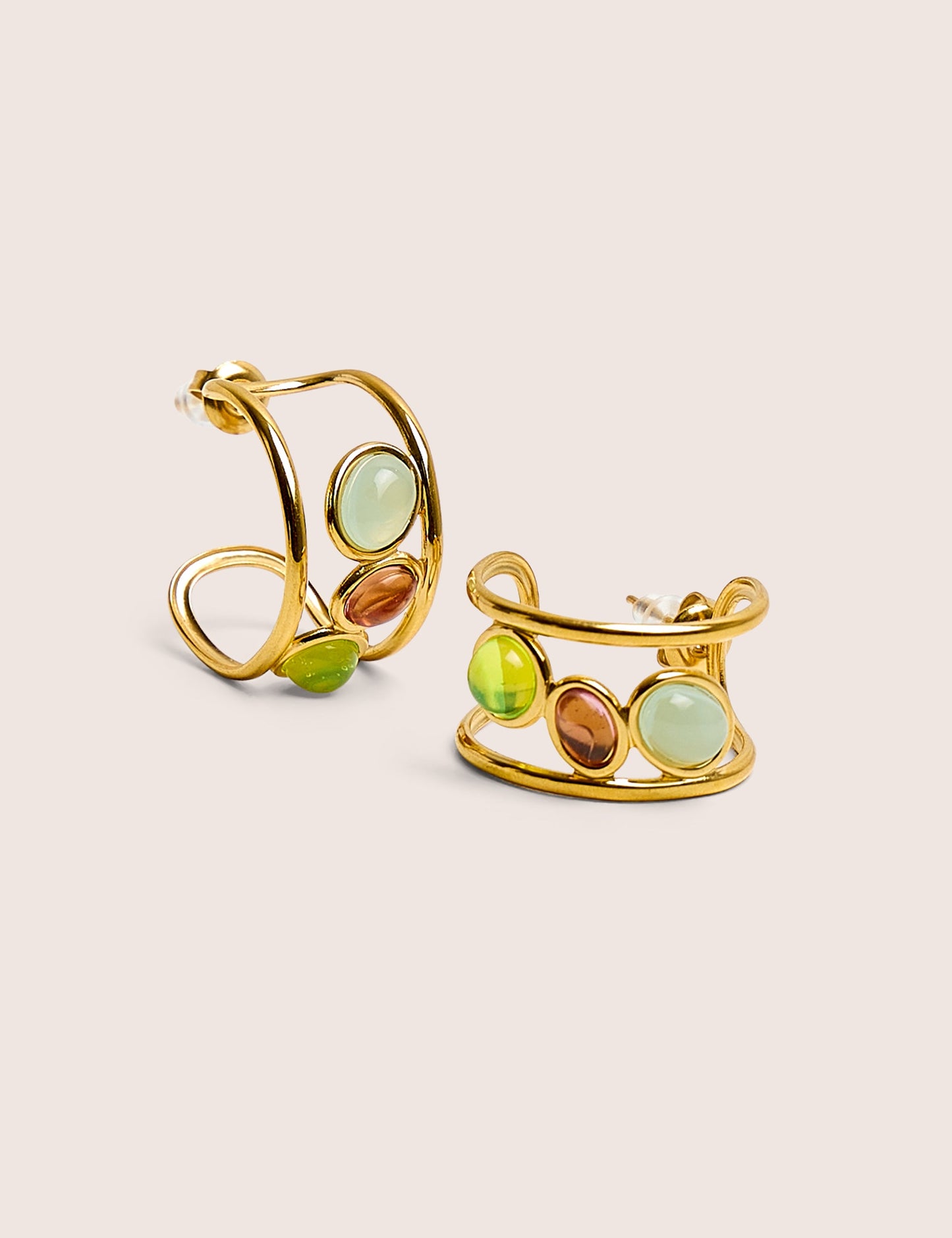Pendientes de aro bañados en oro con piedras de resina