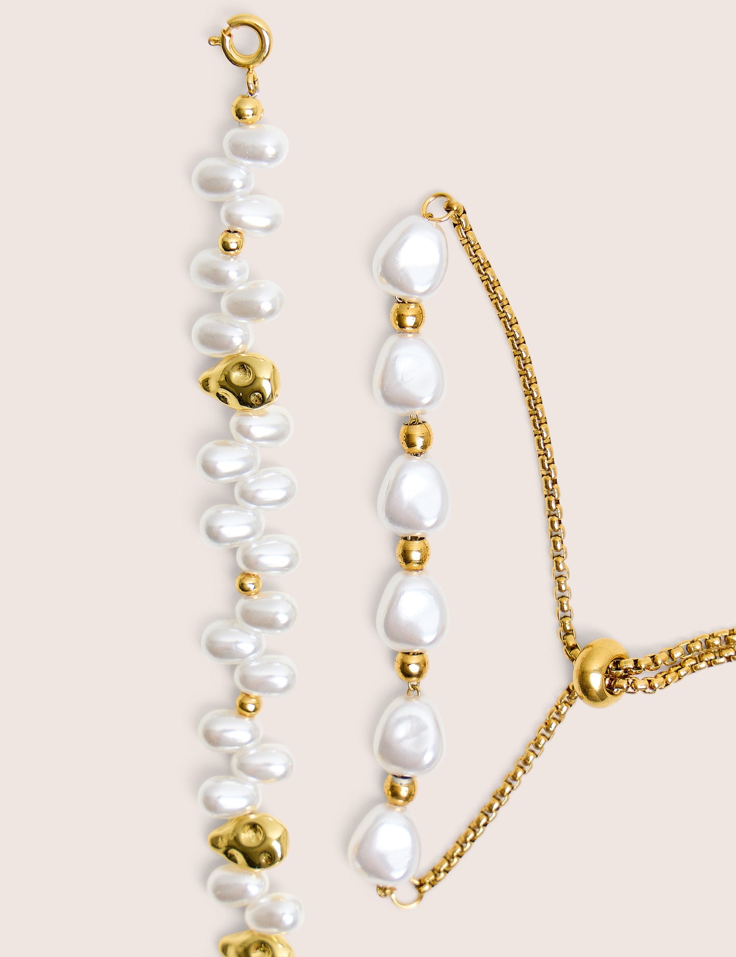 Conjunto de dos pulseras con detalle de perlas bañadas en oro