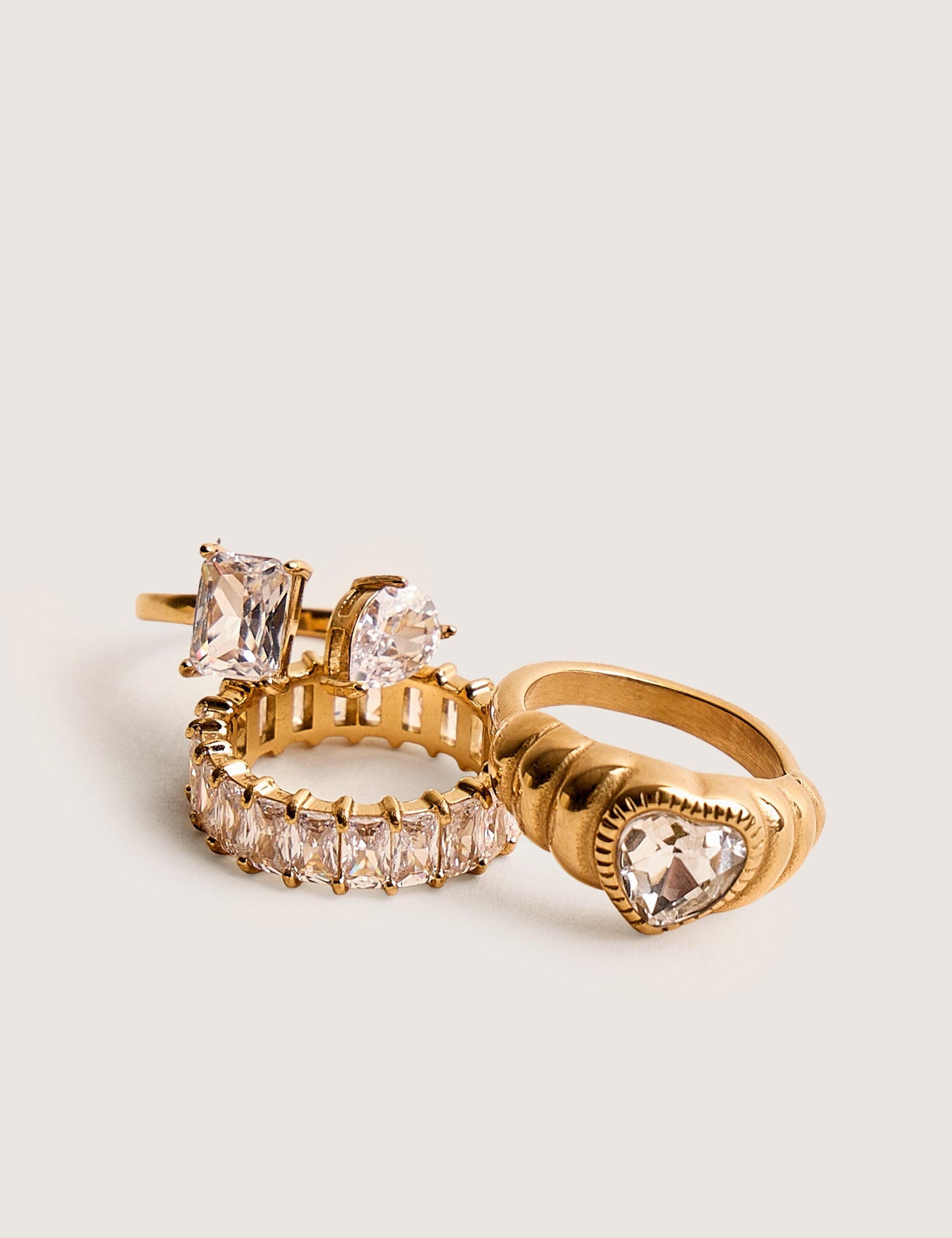 Conjunto de 3 anillos dorados con diamantes