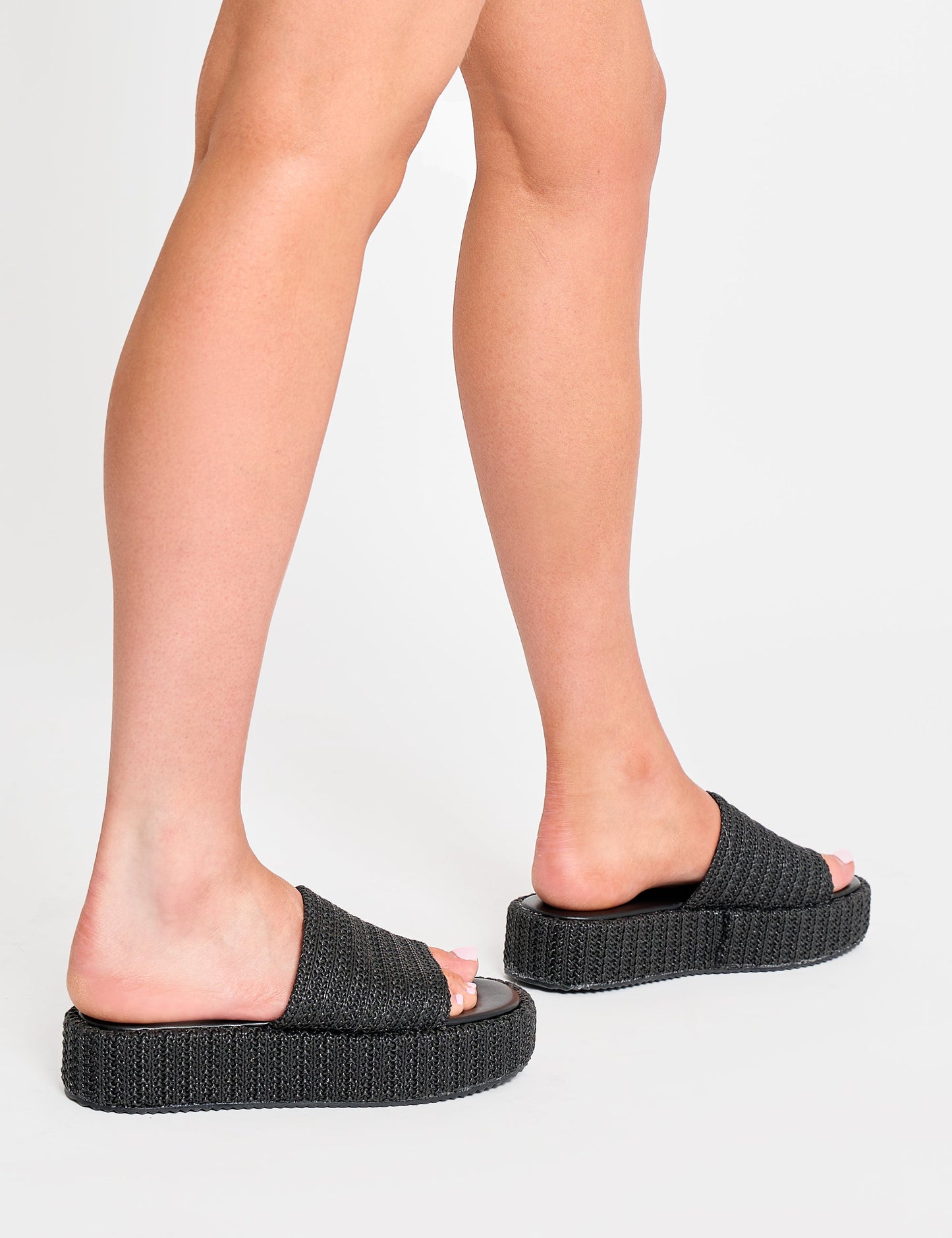 Sandalias de plataforma trenzadas en sangría y negro
