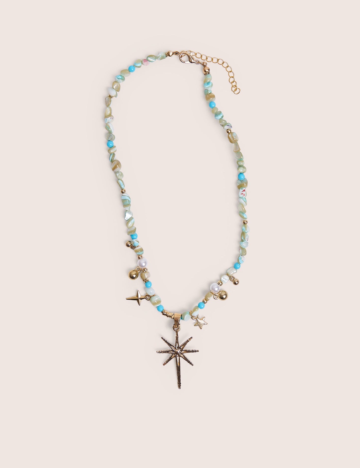 Collar de cuentas azules con estrellas decorativas