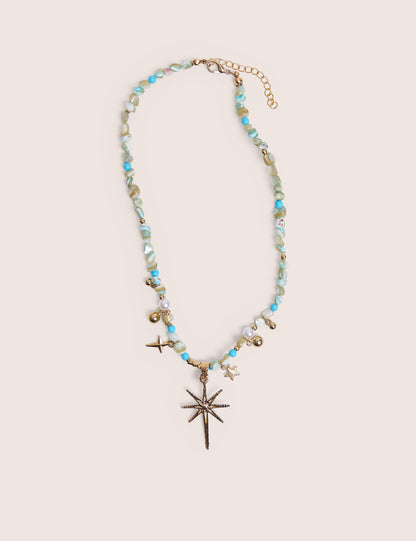 Collar de cuentas azules con estrellas decorativas