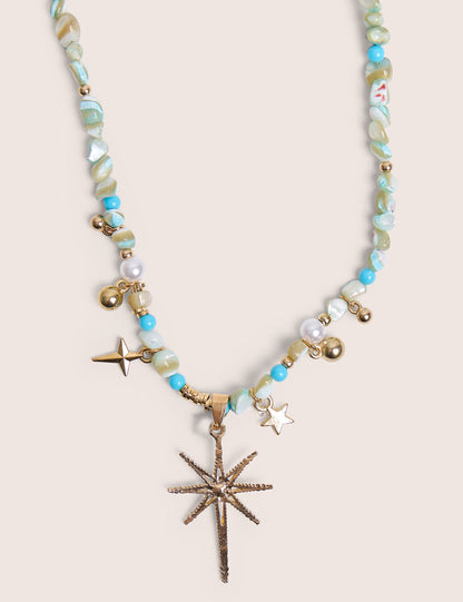 Collar de cuentas azules con estrellas decorativas