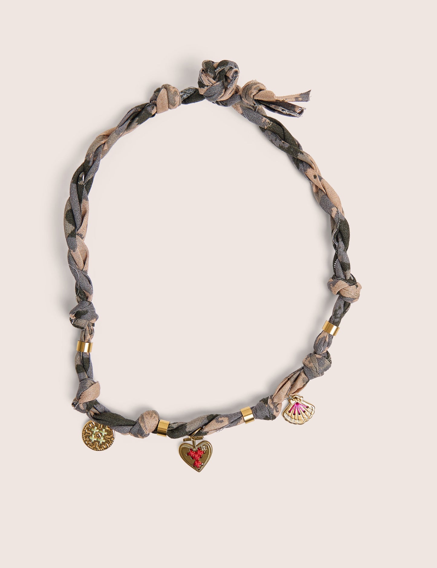 Collar con detalle de cuerda y dijes dorados