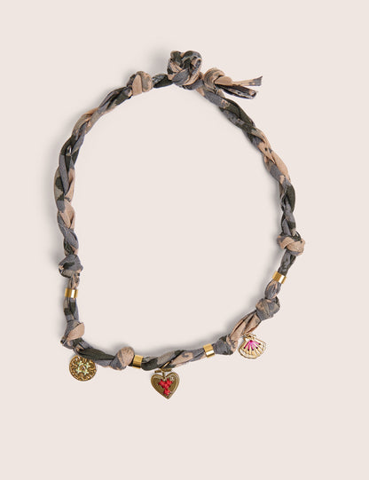 Collar con detalle de cuerda y dijes dorados
