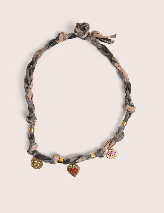 Collar con detalle de cuerda y dijes dorados