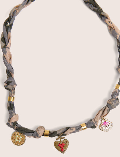 Collar con detalle de cuerda y dijes dorados