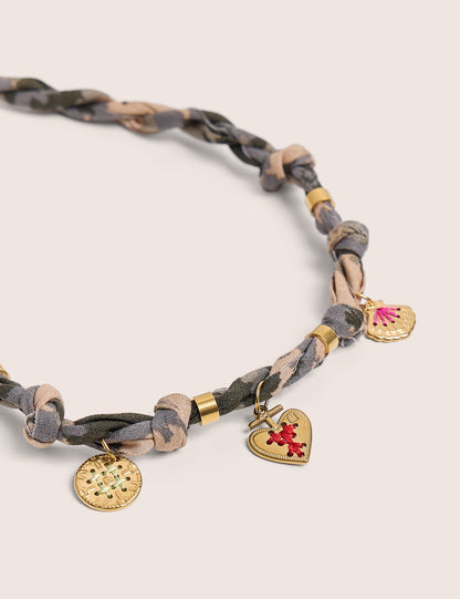 Collar con detalle de cuerda y dijes dorados