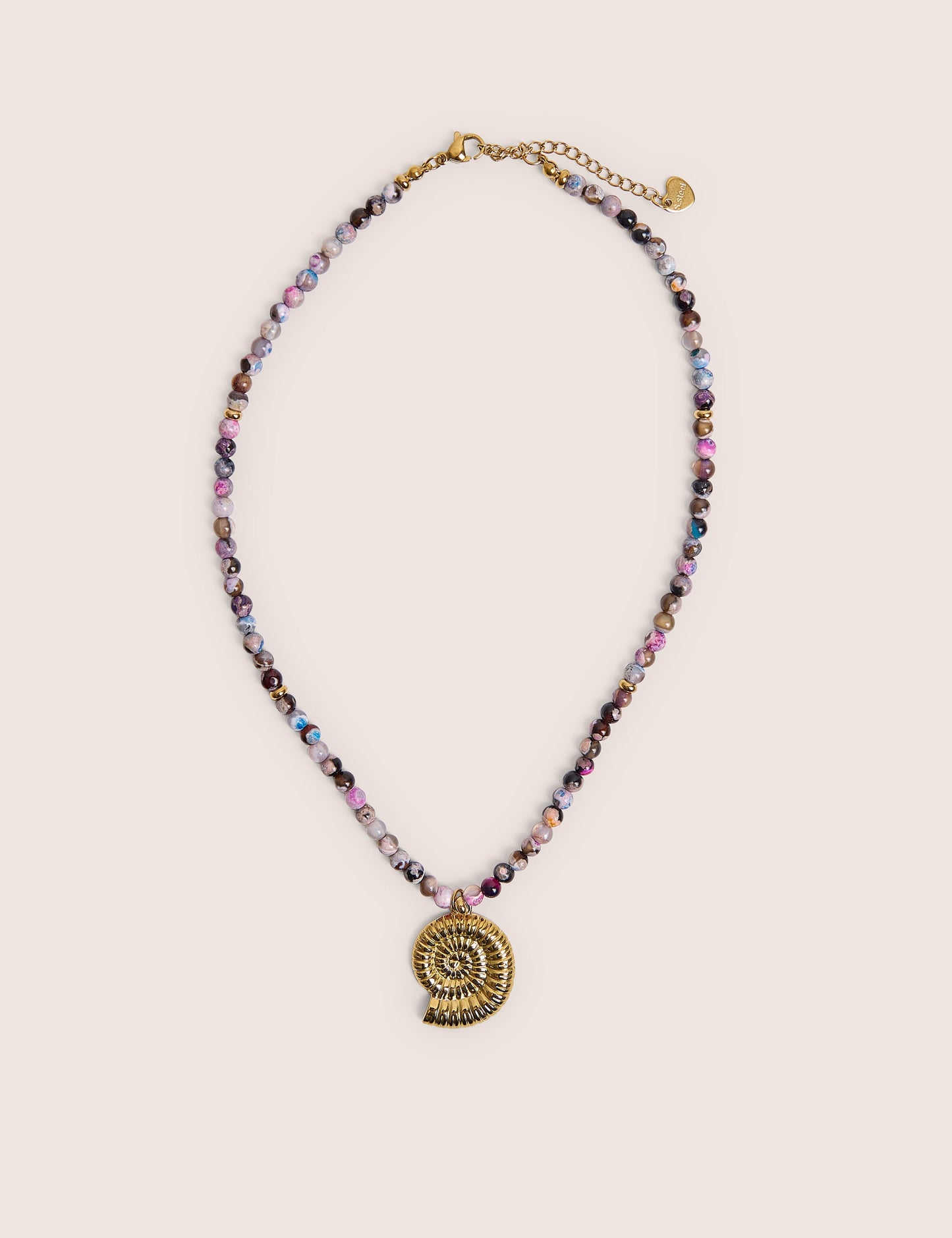 Collar de cuentas multicolores con detalle de concha