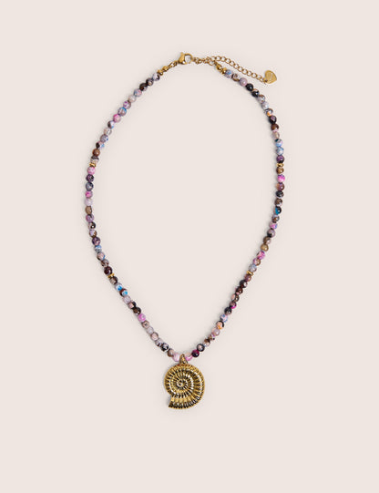 Collar de cuentas multicolores con detalle de concha