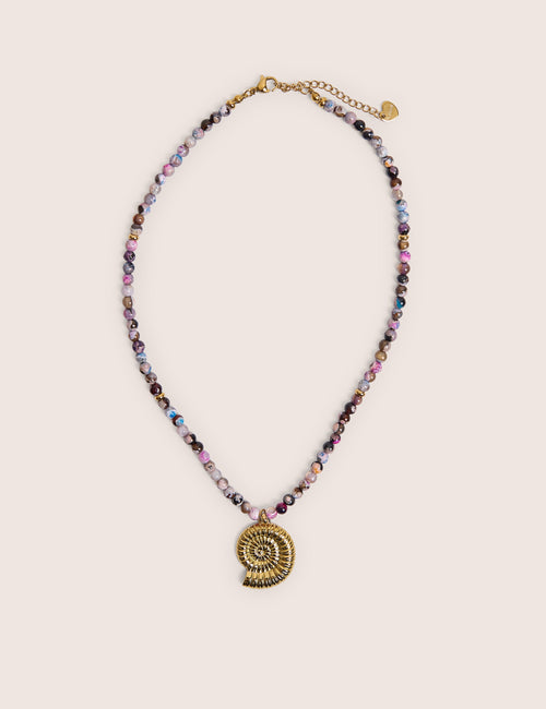 Collar de cuentas multicolores con detalle de concha