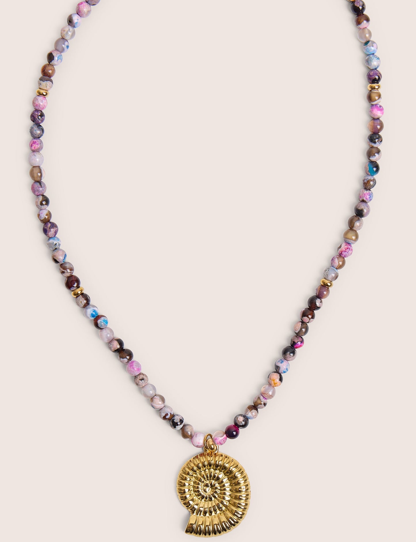 Collar de cuentas multicolores con detalle de concha
