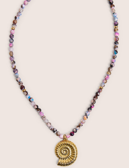 Collar de cuentas multicolores con detalle de concha