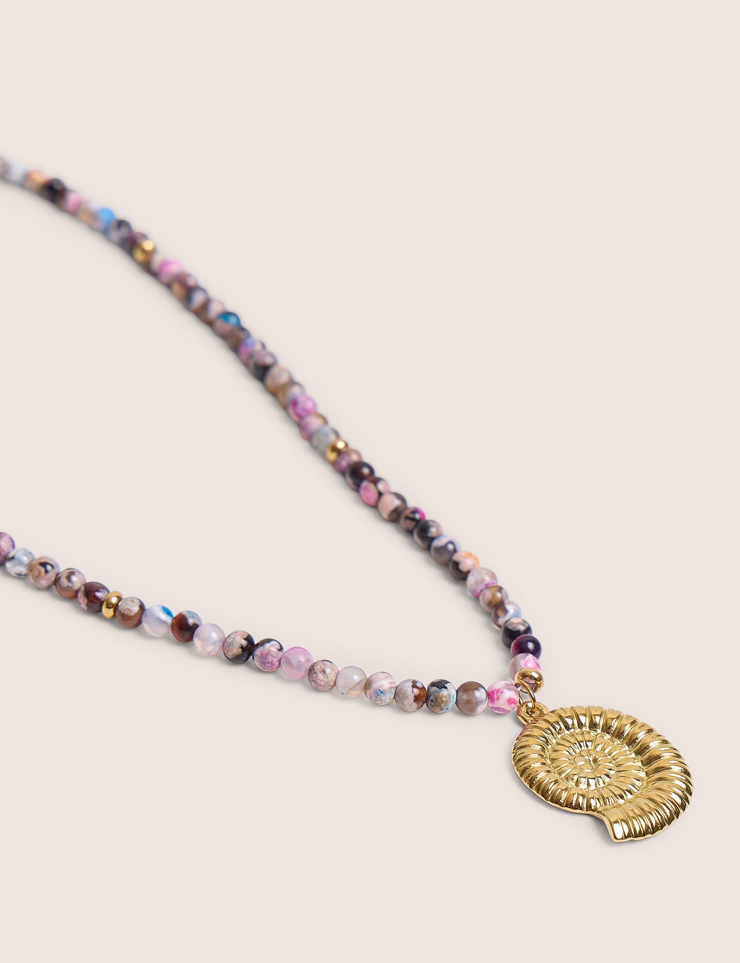 Collar de cuentas multicolores con detalle de concha
