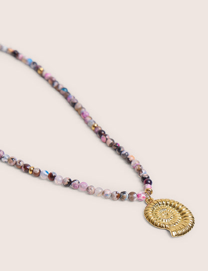 Collar de cuentas multicolores con detalle de concha