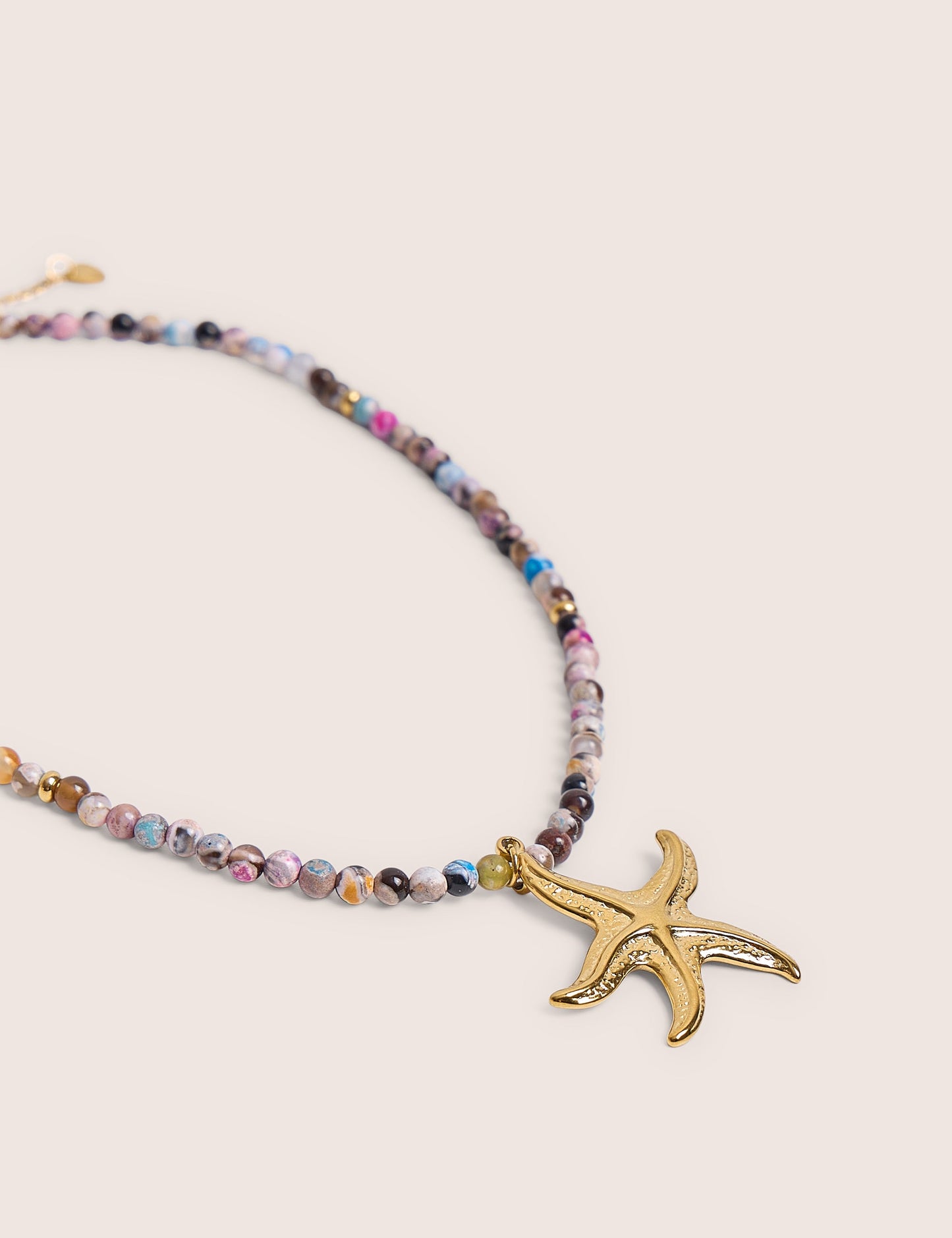 Collar de cuentas multicolores con detalle de estrella de mar