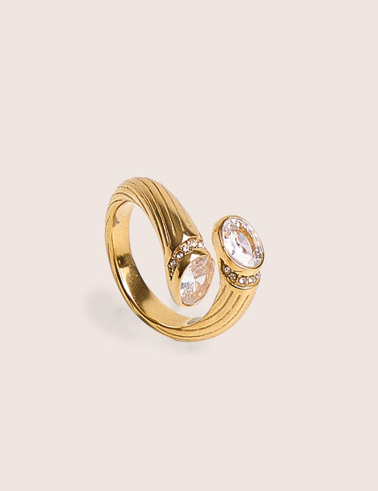 Anillo abierto envolvente con detalle de diamante en dorado
