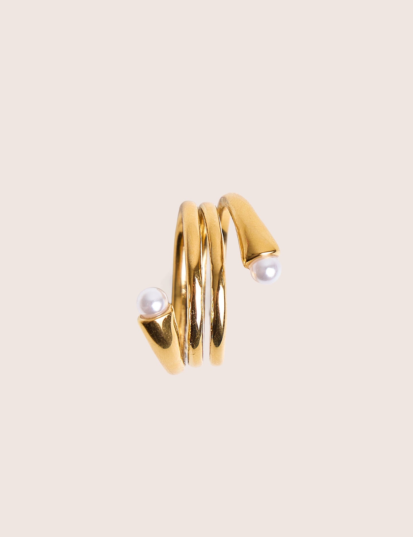 Anillo apilado abstracto en dorado