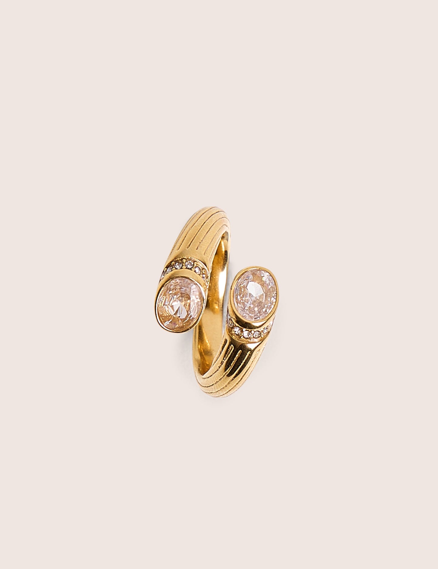 Anillo abierto envolvente con detalle de diamante en dorado