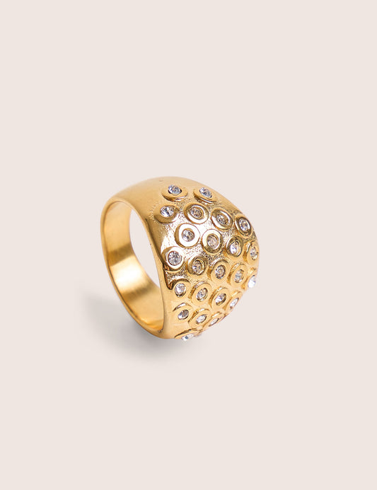 Anillo de oro con detalle de diamante