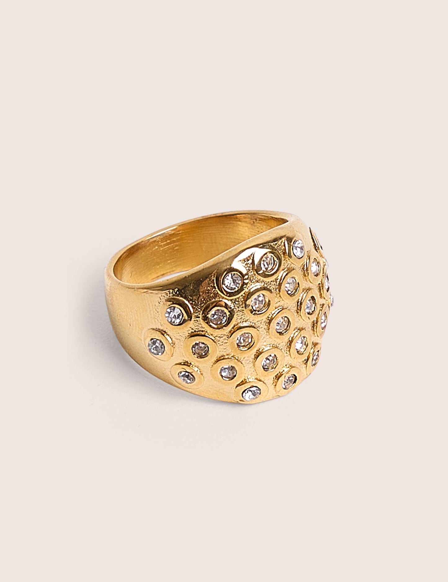Anillo de oro con detalle de diamante