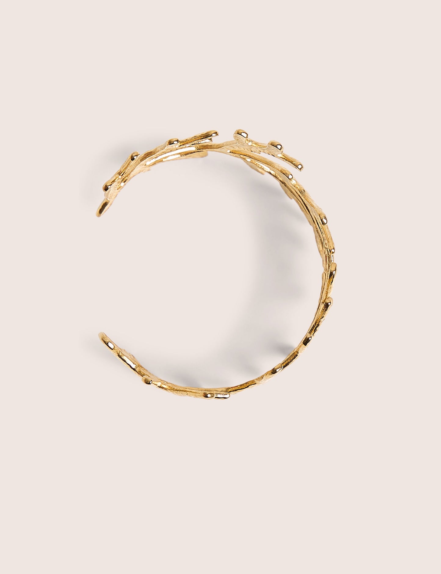 Brazalete inspirado en la vida marina en oro
