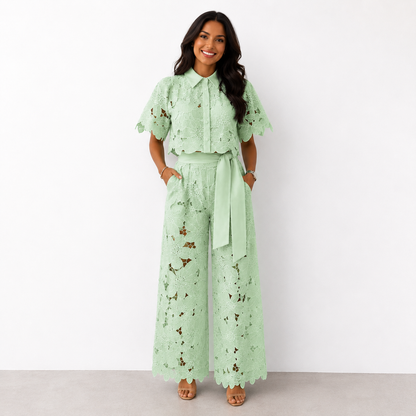 Conjunto elegante para mujer con detalles florales calados