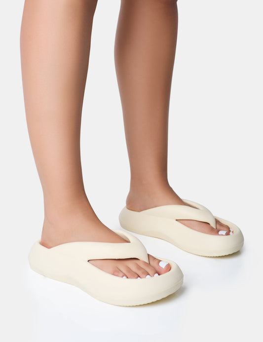 Sandalias deslizantes Guilty de color crema con tira entre los dedos y suela gruesa