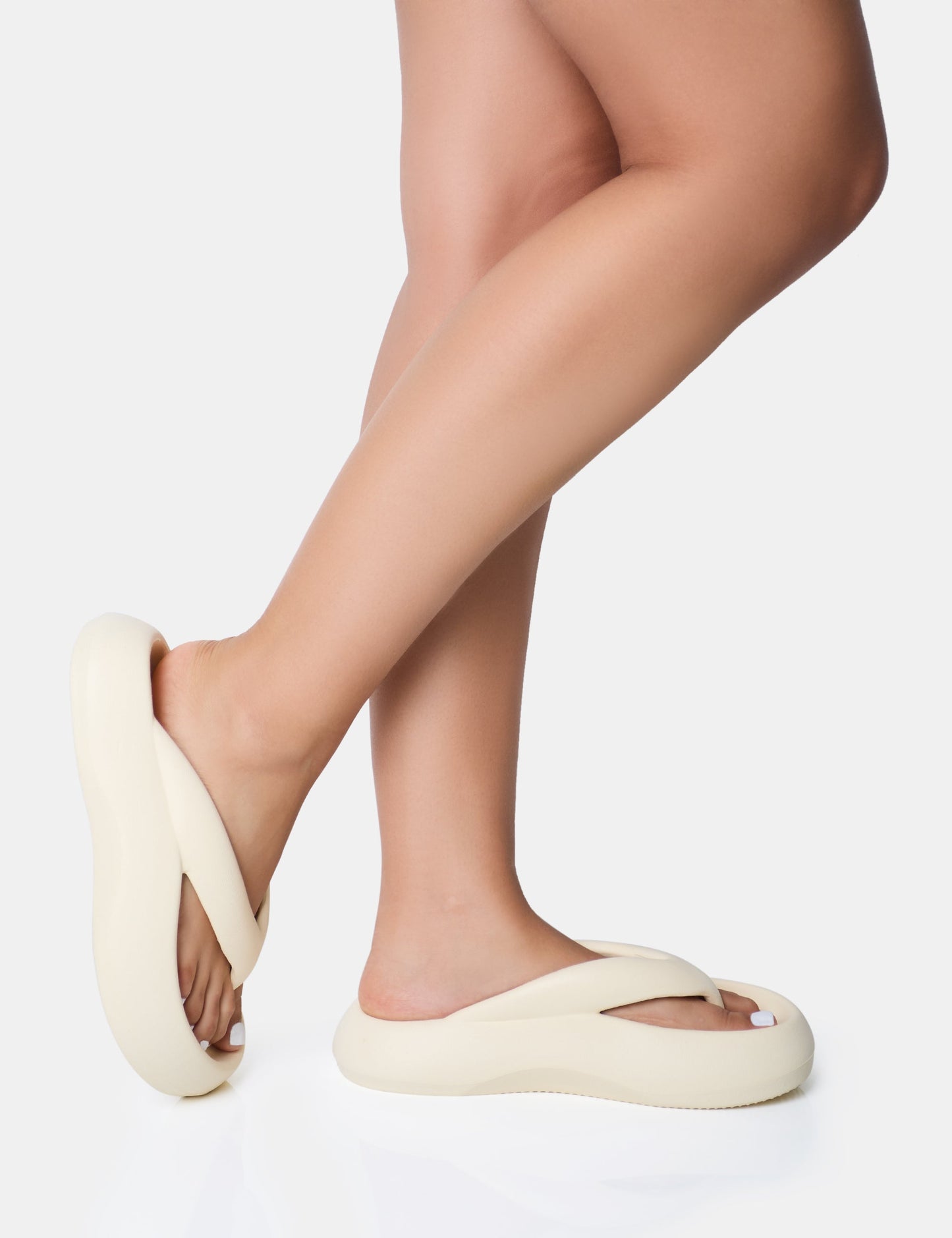 Sandalias deslizantes Guilty de color crema con tira entre los dedos y suela gruesa