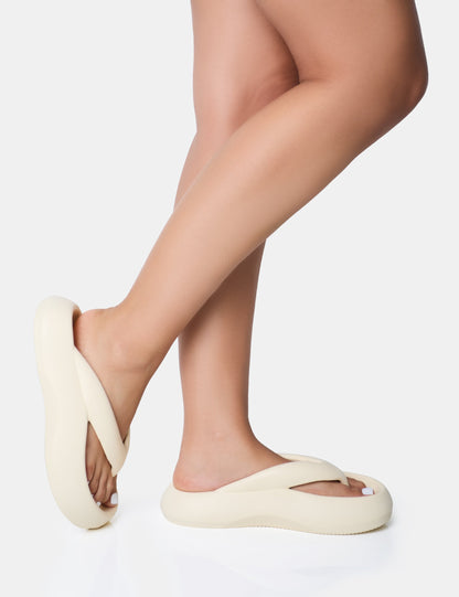 Sandalias deslizantes Guilty de color crema con tira entre los dedos y suela gruesa