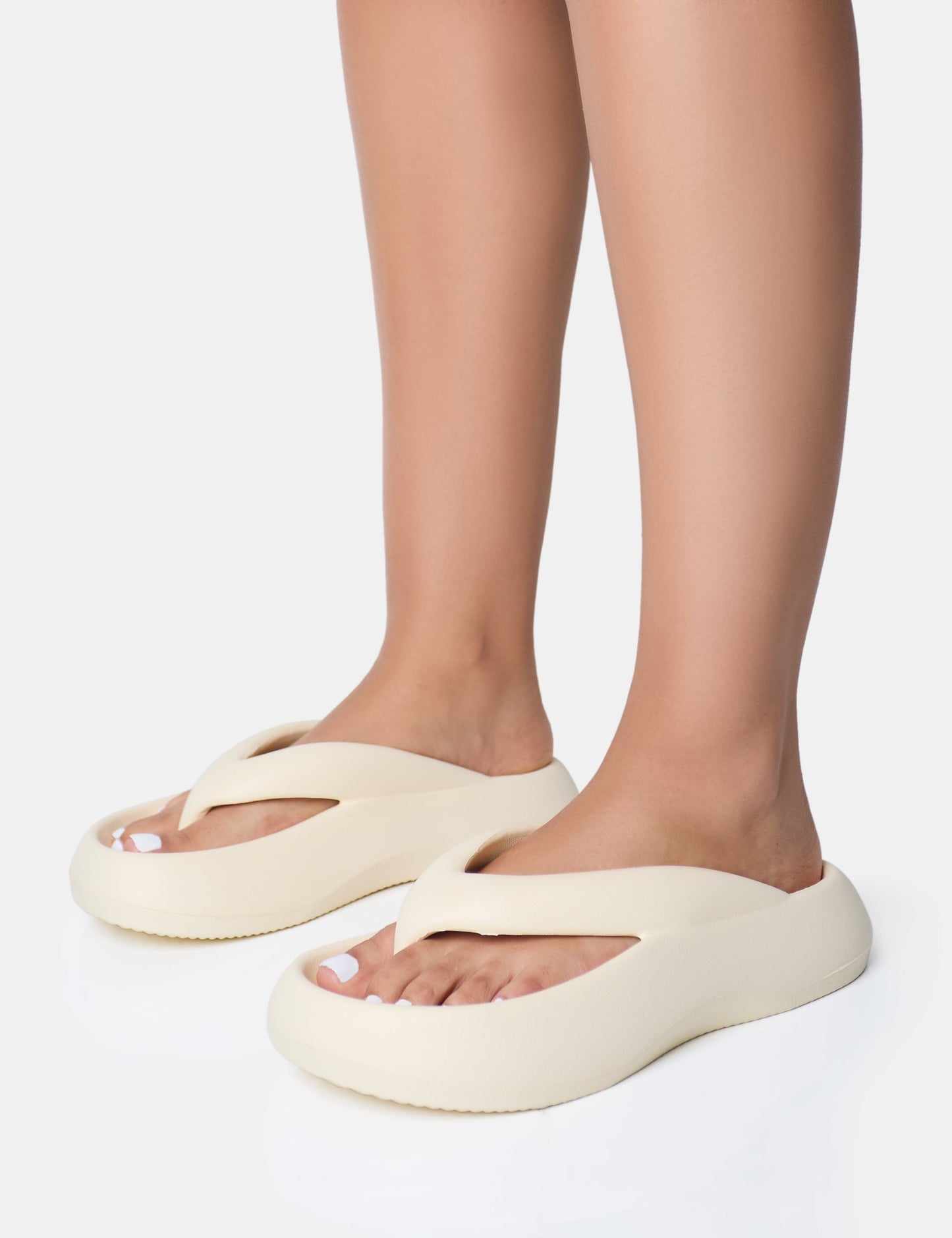 Sandalias deslizantes Guilty de color crema con tira entre los dedos y suela gruesa