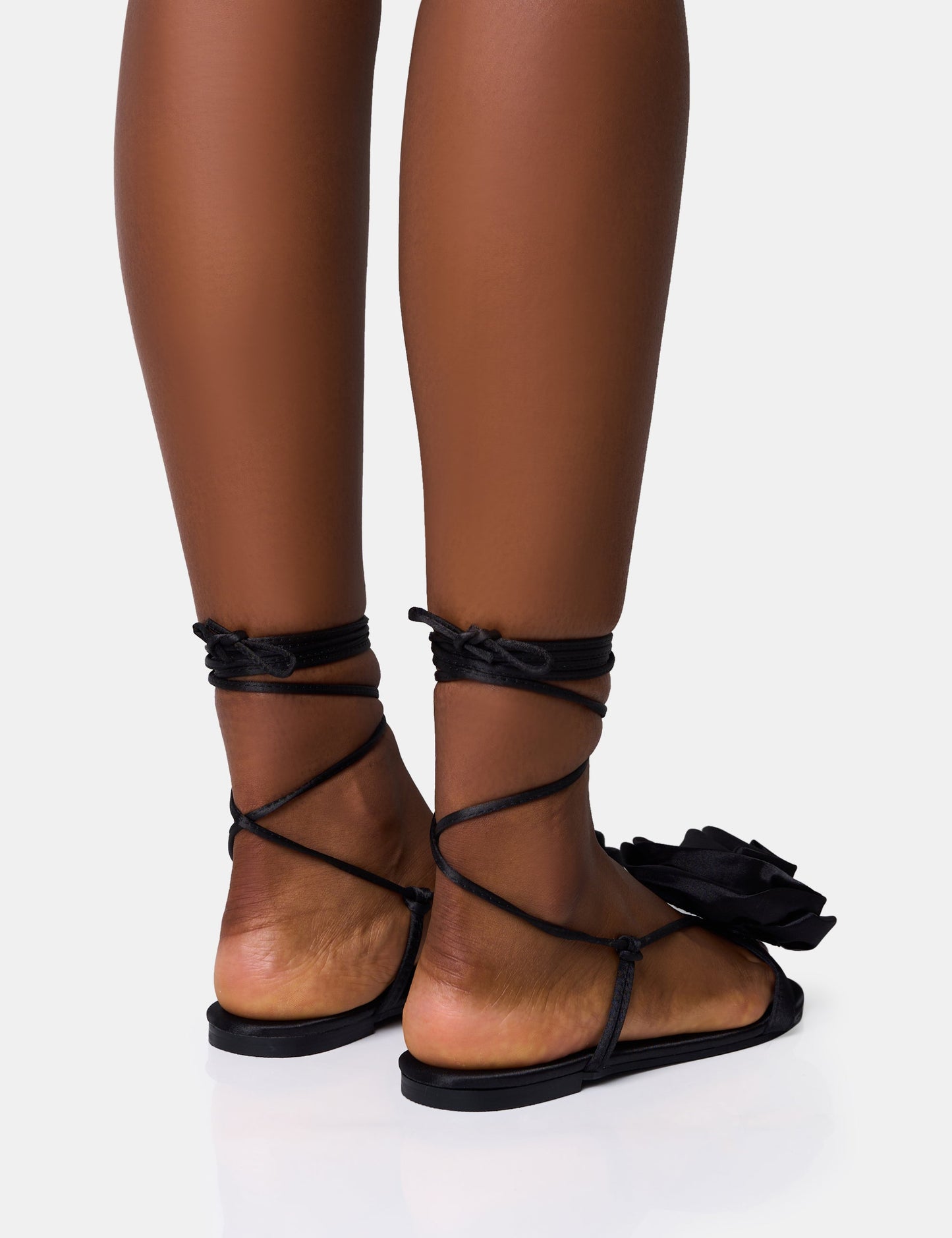 Sandalias planas negras con cordones y flor corsage Magnolia