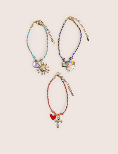 Pack de tres pulseras tejidas multicolores con dijes