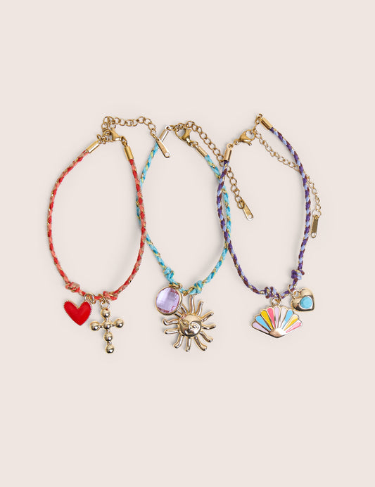 Pack de tres pulseras tejidas multicolores con dijes