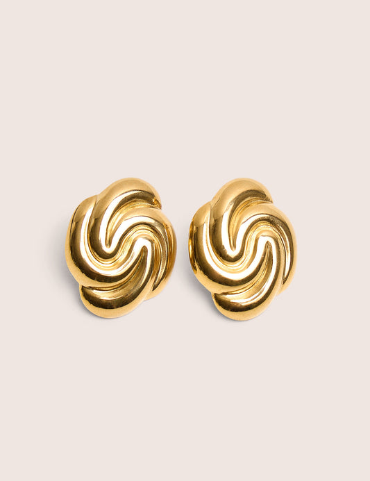 Pendientes dorados con detalle en espiral