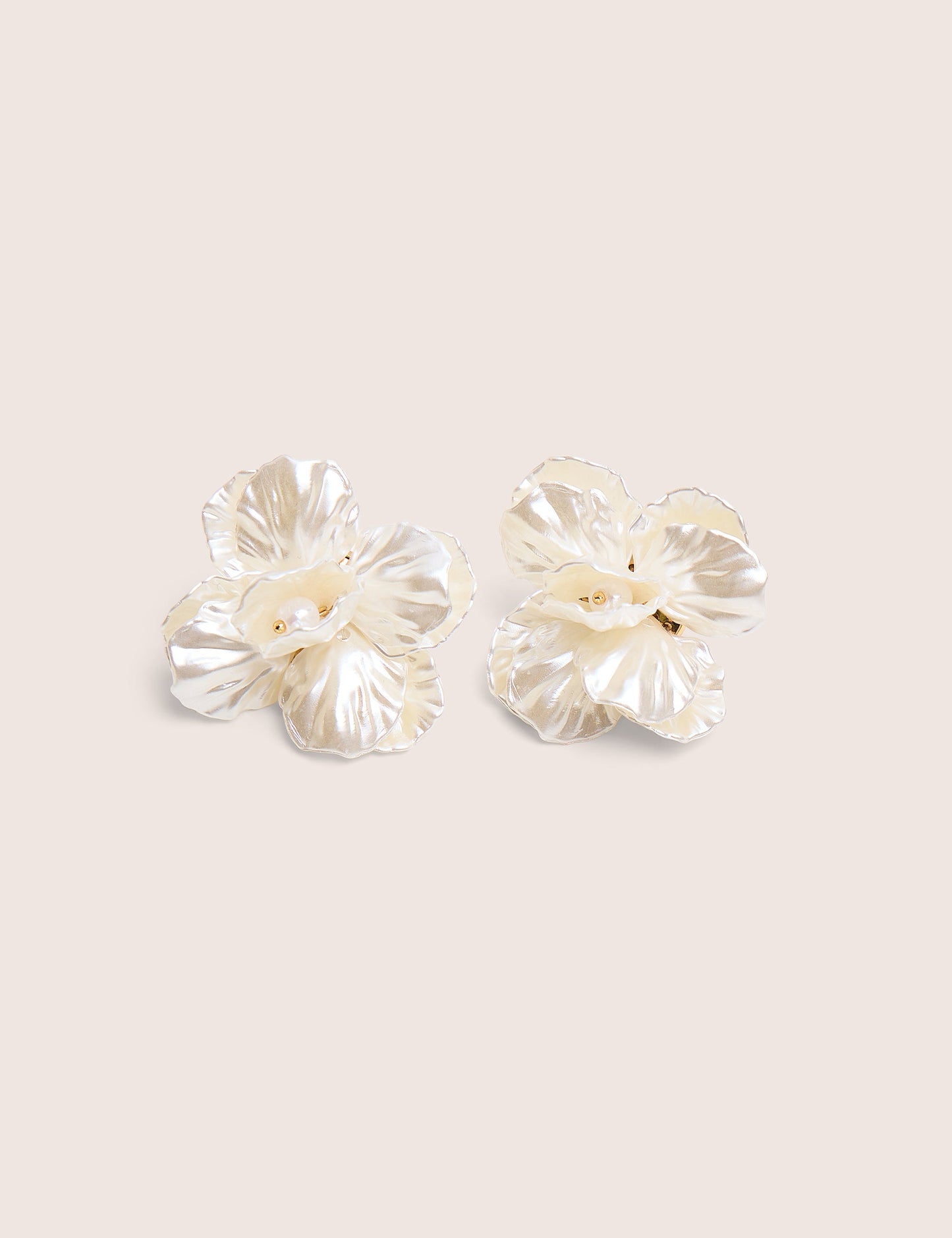 Arete de flor con perla blanca