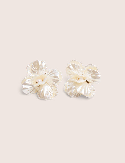 Arete de flor con perla blanca