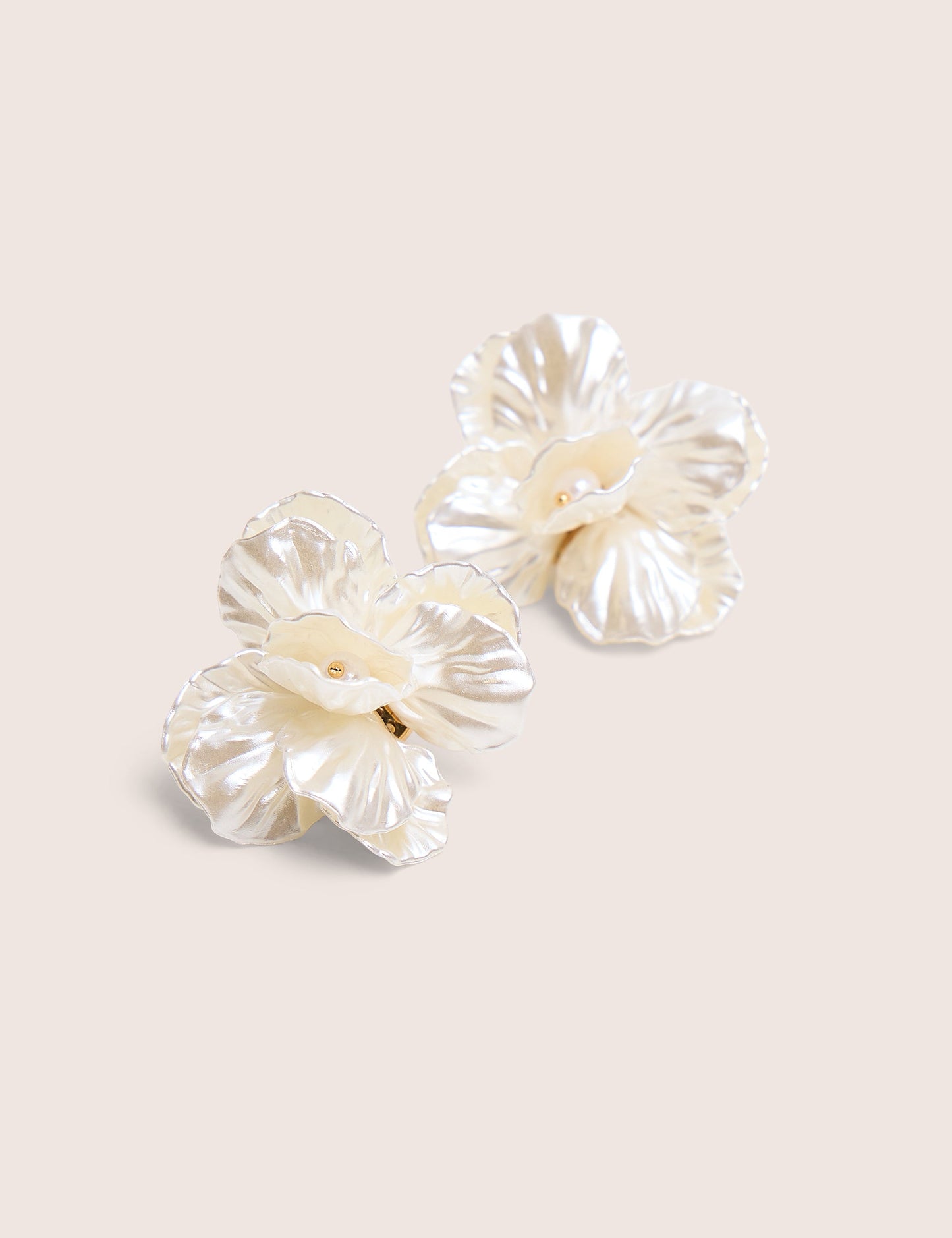 Arete de flor con perla blanca