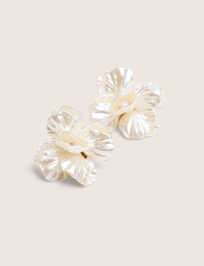 Arete de flor con perla blanca