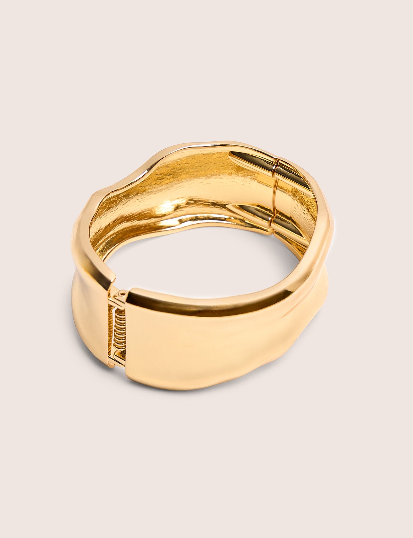 Brazalete dorado grueso con cierre único