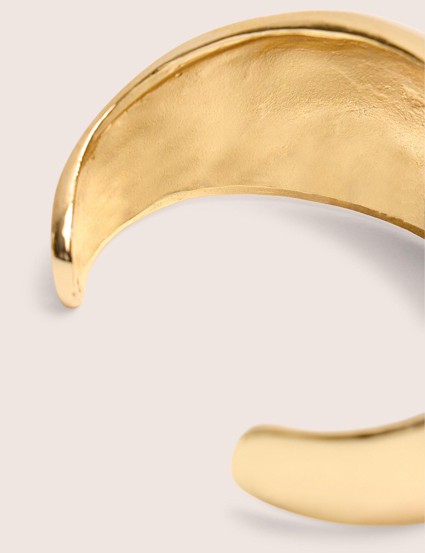 Brazalete de puño grueso en oro