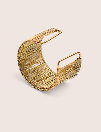 Pulsera abierta con detalle de alambre en oro