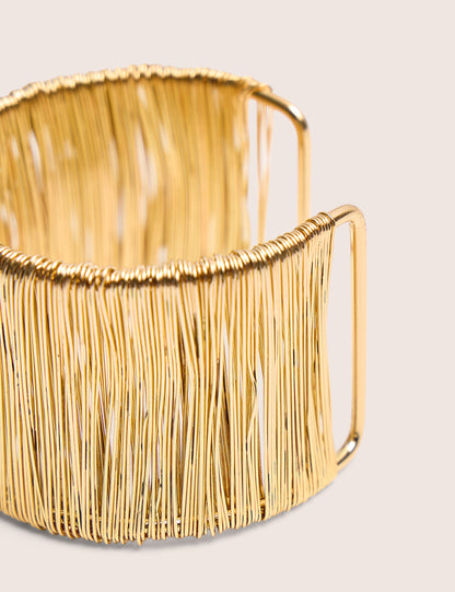 Pulsera abierta con detalle de alambre en oro