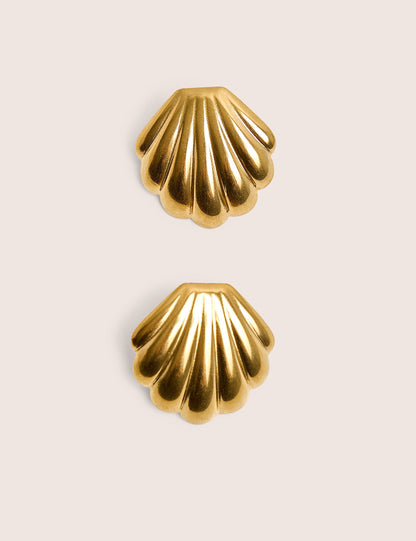 Pendientes dorados con detalle de concha